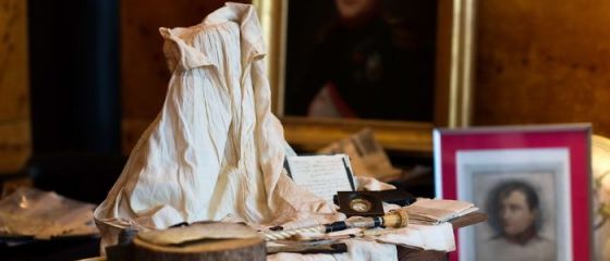 Ultimele articole vestimentare purtate de Imparatul Napoleon I, scoase la licitatie