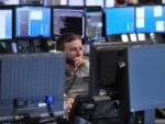 Actiunile bancii HSBC au crescut cu 10% dupa ce un trader a facut o greseala de tastare. Analisti: Exista niste degete foarte groase in taramul FTSE