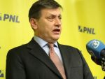 Antonescu traseaza primele sarcini noilor ministri. Nicolaescu sa scuteasca de impozit profitul reinvestit si sa reduca CAS, iar Atanasiu sa gaseasca solutii pentru Rosia Montana