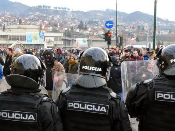 Balcanii stau din nou pe un butoi cu pulbere. Manifestanti bosniaci devasteaza si incendiaza cladiri guvernamentale, furiosi pe situatia economica a tarii. 130 de persoane, spitalizate