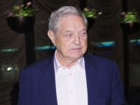 
	Miliardarul George Soros, lovit de o fosta iubita in timpul audierilor din sala de tribunal

