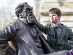 O statuie a lui Charles Dickens, dezvelita in Marea Britanie la 202 ani de la nasterea scriitorului