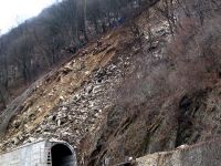Politia avertizeaza soferii: risc de cadere de pietre de pe versanti, pe Valea Oltului