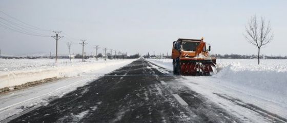 Culmea deszapezirii a fost atinsa in Romania. Autoritatile au incheiat contracte de milioane de euro pentru a curata zapada de pe autostrazi inexistente