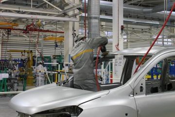 Dacia, subiect de disputa intre presedinte si premier. Basescu spune ca francezii vor pleca din Romania, Ponta neaga. Cati bani pierde Renault pentru ca nu are autostrada promisa
