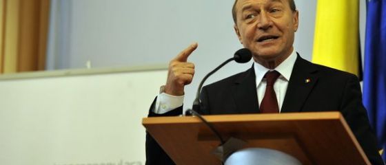 Basescu acuza BNR de implicare in cresterea accizei la carburant si electorata si spune ca va scoate romanii in strada. Sa paraseasca imediat linia de a fi controlata de un guvern corupt