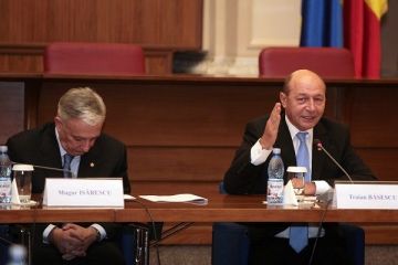 Basescu avertizeaza ca Romania risca sa reintre intr-o perioada de criza economica si cere Guvernului masuri concrete: Reforma facuta cu pasi mici nu a avut succes