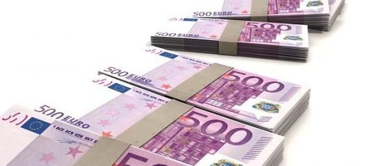 Guvernul amana proiectul de lege care limiteaza tranzactiile in numerar si reduce comisioanele bancare si initiaza discutii cu mediul de afaceri