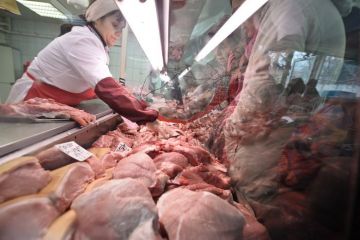 Carnea de porc s-ar putea ieftini, dupa ce ungurii au redus TVA la 5%. Procesatori din vestul tarii: Curand vom ajunge la faliment