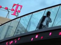 
	Deutsche Telekom vrea &quot;sa faca revolutie&quot; in Europa Centrala si de Est, inclusiv in Romania, dupa preluarea pachetului majoritar al grupului elen OTE
