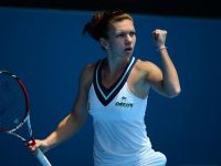 Simona Halep s-a calificat in finala turneului de la Doha, dupa ce a invins-o pe sportiva poloneza Agnieszka Radwansk