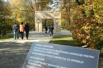Poarta Sarutului, inspectata de experti de la Viena, Bruxelles si Paris. Opera lui Brancusi ar putea intra in patrimoniul UNESCO