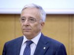 Mugur Isarescu are un salariu mai mic decat seful ASF, un roman de 35 de ani a ajuns vicepresedinte la Disney si milionar in dolari, iar parlamentarii USL fac lege pentru conversia in lei a creditelor populatiei