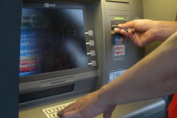 Furati de bancomat. Tot mai multi clienti ai bancilor se plang de erorile ATM-urilor, care ii lasa fara bani