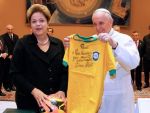 Papa Francisc a primit de la presedintele Braziliei un tricou semnat de Pele: Vreti ajutor sa castigati Cupa Mondiala