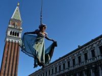 Traditionalul Zbor al ingerului a deschis editia din acest an a Carnavalului de la Venetia