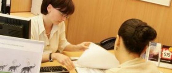 Guvernul ar putea reduce comisioanele interbancare in doua trepte