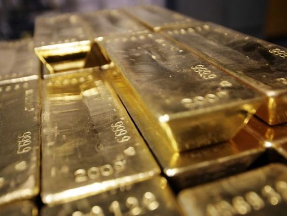 Cererea de aur pe piata mondiala a scazut la minimul ultimilor cinci ani, desi pretul este intr-o continua scadere