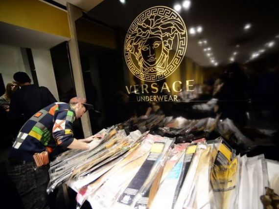 Versace vinde o participatie de 20% la companie celui mai mare fond de investitii din lume, Blackstone, pentru 210 mil. euro. Tranzactia evalueaza casa de moda la 1 mld. euro