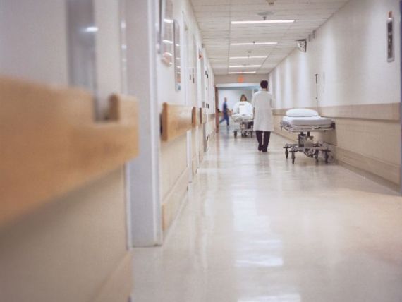 NYT: Pacientii spitalelor din Grecia sunt nevoiti sa inchirieze infirmiere, din cauza crizei care a afectat sistemul sanitar. Multe provin din Romania