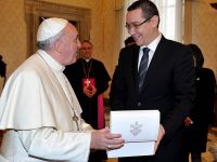 Victor Ponta a fost primit in audienta de Papa Francisc, caruia i-a oferit un tricou semnat de Gica Hagi