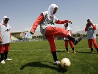 Jucatorii de fotbal musulmani vor putea purta valul islamic si turbanul in timpul meciurilor
