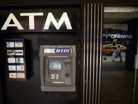 Doi romani, arestati la un bancomat din New York, pentru fraude la ATM