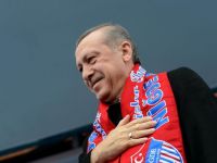 Premierul Turciei ameninta cu interzicerea YouTube si Facebook