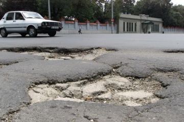 Cum isi pot recupera banii soferii care si-au distrus masinile in gropile din sosele si nu au o asigurare facultativa