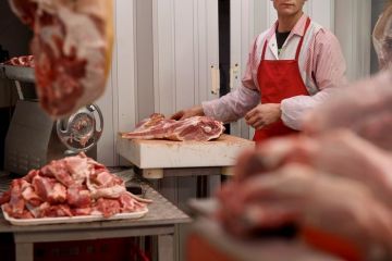 Schema prin care romanilor li s-a vandut drept noua carne alterata. Statul, pacalit cu 15 mil. euro. Gruparea infractionala, sprijinita de marii producatori din tara