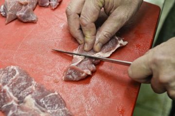 Zece persoane au fost retinute in dosarul de evaziune fiscala si comercializare de carne alterata. Prejudiciul estimat se ridica la peste 15 mil. euro