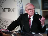 Invataturile lui Warren Buffett catre investitori: Nu vindeti actiuni din cauza Chinei sau Ucrainei si stati departe de bitcoin
