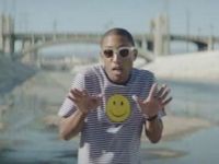 Cantaretul Pharrell Williams a lansat tricourile Happy , inspirate de melodia cu acelasi nume, nominalizata la Oscar pentru cel mai bun cantec