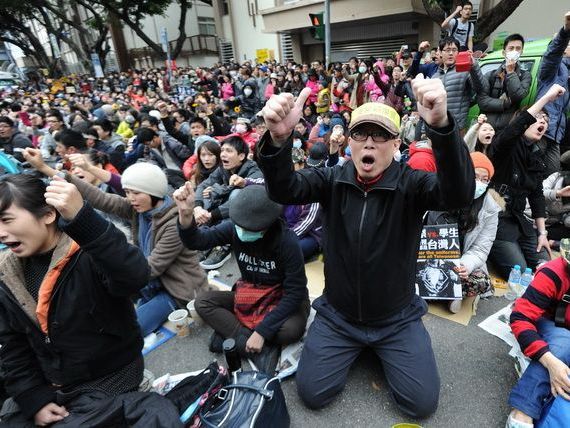Un acord de liber schimb intre China si Taiwan scoate oamenii in strada. Documentul ar duce la pierderea independentei insulei
