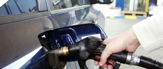 Carburantii sunt de la 1 aprilie regii scumpirilor. Pentru prima data in istorie, costa peste 7 lei litrul, dupa ce Guvernul a introdus acciza suplimentara