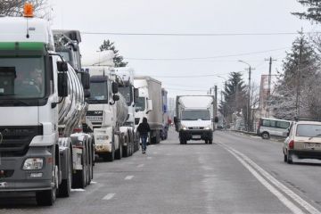 Scumpirile generate de majorarea accizei la carburanti, amanate. Guvernul returneaza transportatorilor 4 centi din suprataxa pe motorina