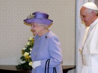 Regina Marii Britanii, in vizita la Vatican. Papa Francisc i-a oferit o cruce pentru printul George
