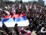 Criza in Ucraina. Steagul Rusiei, arborat pe sediul administratiei provinciale din Donetsk. Manifestantii cer un referendum