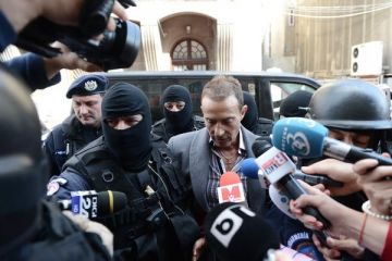 Radu Mazare a fost retinut pentru 24 de ore. Primarul Constantei, acuzat ca a luat mita 175.000 euro, pentru a ajuta o firma de constructii sa castige o licitatie