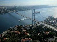 
	Primul tunel rutier intercontinental a fost inaugurat la Istanbul. Are doua niveluri si leaga Europa de Asia pe sub Stramtoarea Bosfor, la 106 metri adancime

