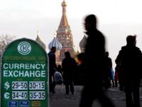 
	Rusii isi scot averile din tara, de teama unei prabusiri a economiei. Iesirile de capital au depasit 50 mld. dolari, cel mai ridicat nivel dupa colapsul Lehman Brothers, din 2008
