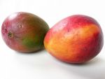 Doua fructe de mango, vandute la licitatie pentru suma record de 2.130 de euro