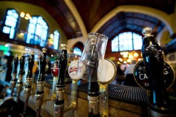 Afacerea de nisa in plin avant in Romania: barurile care vand bauturi de colectie, unde o sticla de bere poate costa si 850 de lei