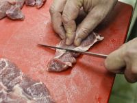 Peste 400 kg de carne tocata stricata, descoperite intr-un supermarket din Capitala