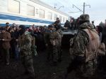 Criza in Ucraina. Soldati ucraineni au trecut de partea separatistilor. Steagul Rusiei, pe vehiculele blindate ale Kievului