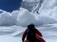 Discovery a anulat saltul live de pe Everest al lui Joby Ogwyn, dupa avalansa in care au murit 13 serpasi
