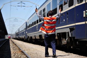 Feroviarii au oprit lucrul. Niciun tren nu a circulat azi intre orele 7.00 si 9.00. Sindicalistii CFR ameninta cu greva generala