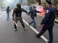 Confruntari violente intre separatisti si manifestanti proeuropeni, in orasul Donetk