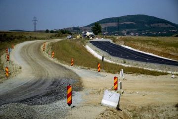 Doar incertitudinea este sigura pe santierele autostrazilor din Romania. Drumurile in constructie, blocate pe termen nedefinit de lipsa banilor, alunecari de teren si birocratie