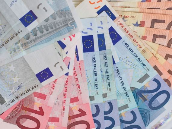 Cursul a scazut la 4,4340 lei/euro, atingand cel mai redus nivel din ultimele sase luni